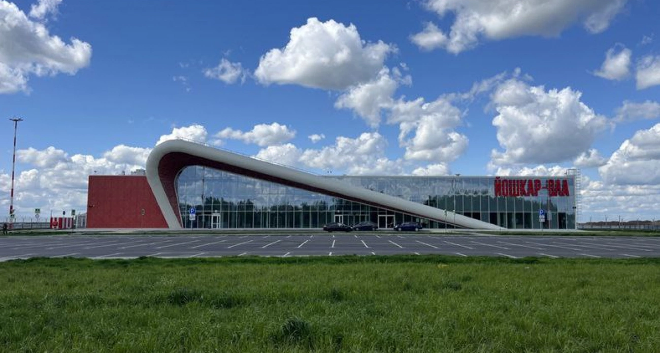 В аэропорту Йошкар-Олы начали укладывать асфальт