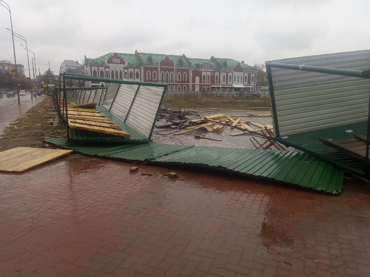 завалившийся забор. завалившийся забор. забор из профнастила покосился. падающий забор. падающий забор.