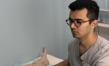 Советы флеболога: новогодние праздники и обострение варикоза